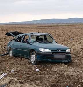Suceava: Un autoturism în care se aflau cinci persoane a derapat şi s-a răsturnat pe câmp. Trei dintre pasageri, duşi la spital