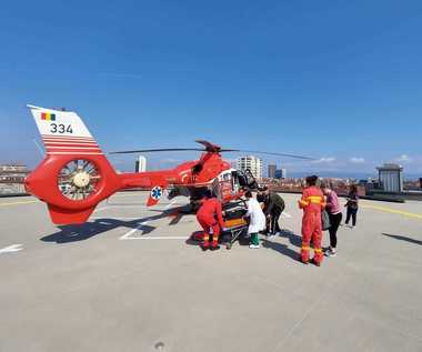 Băiat de 13 ani, cu afecţiuni renale, transportat de urgenţă din Bulgaria în România cu un elicopter SMURD