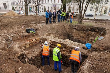 Primăria Cluj-Napoca va conserva zidul de incintă al oraşului roman Napoca descoperit în timpul lucrărilor la Parcul ”I.L. Caragiale”/ Boc: Dorim să găsim o soluţie de a conserva şi proteja în manieră deschisă aceste vestigii, să poată fi văzute - FOTO
