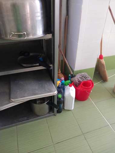 Cantina unui liceu din Timişoara, închisă temporar în urma unui control al inspectorilor de la Protecţia Consumatorilor, care au găsit excremente de şoareci