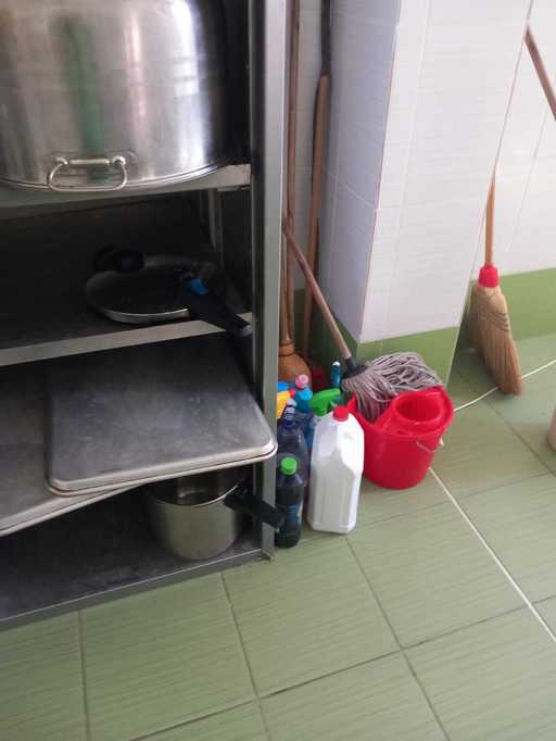 Cantina unui liceu din Timişoara, închisă temporar în urma unui control al inspectorilor de la Protecţia Consumatorilor, care au găsit excremente de şoareci