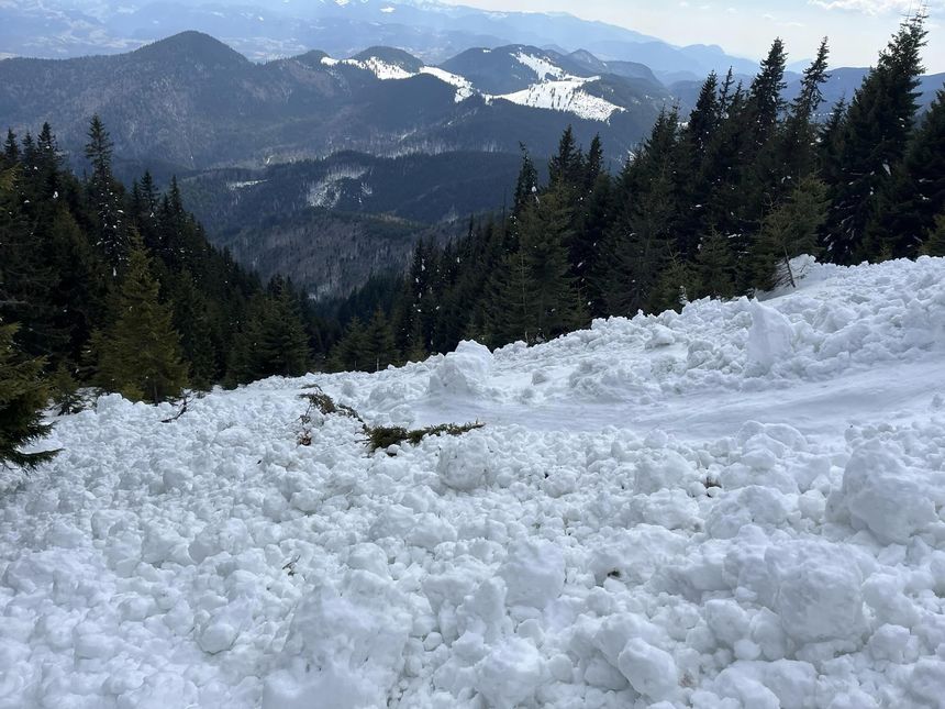 Braşov: Salvamontiştii avertizează turiştii care aleg zona Parcului Naţional Piatra Craiului asupra pericolului ridicat de avalanşe: Toate traseele cu acces spre creasta principală sunt închise pe perioada iernii 