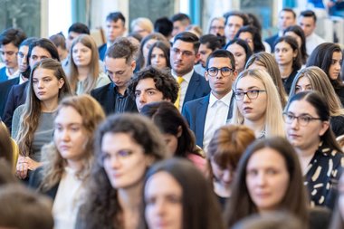 Executivul: 150 de locuri disponibile pentru ediţia din acest an a Programului Oficial de Internship al Guvernului României