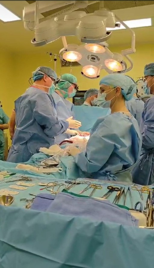 Medicii de la Spitalul Floreasca au reuşit un al treilea implant de inimă artificială parţială