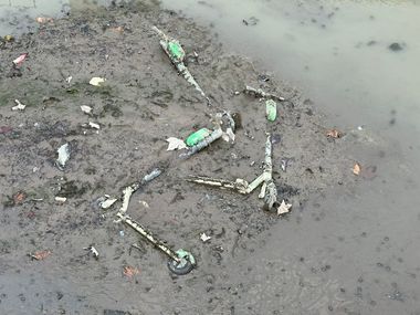Un vortex care indică infiltraţii în albia amenajată a râului Dâmboviţa a apărut în zona biefului Operetă. Tronsonul din râu cuprins între Operă şi Unirii a fost golit. În apă s-au descoperit zeci de trotinete şi anvelope - FOTO
