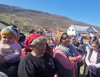 Localnicii dintr-un sat din Argeş au aflat că ”se va da pământ gratuit” şi au început să îşi împartă terenul / Prefectul a intervenit, explicând oamenilor că nu au titluri de proprietate