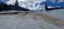 Weekendul acesta ar putea fi ultimul din acest sezon în care se schiază la Poiana Braşov. Starea pârtiilor se deteriorează accelerat
