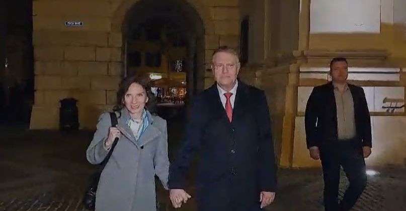 Preşedintele Klaus Iohannis, împreună cu soţia sa, la slujba de Înviere care are loc la Biserica Romano-Catolică ”Sfânta Treime” din Sibiu - VIDEO