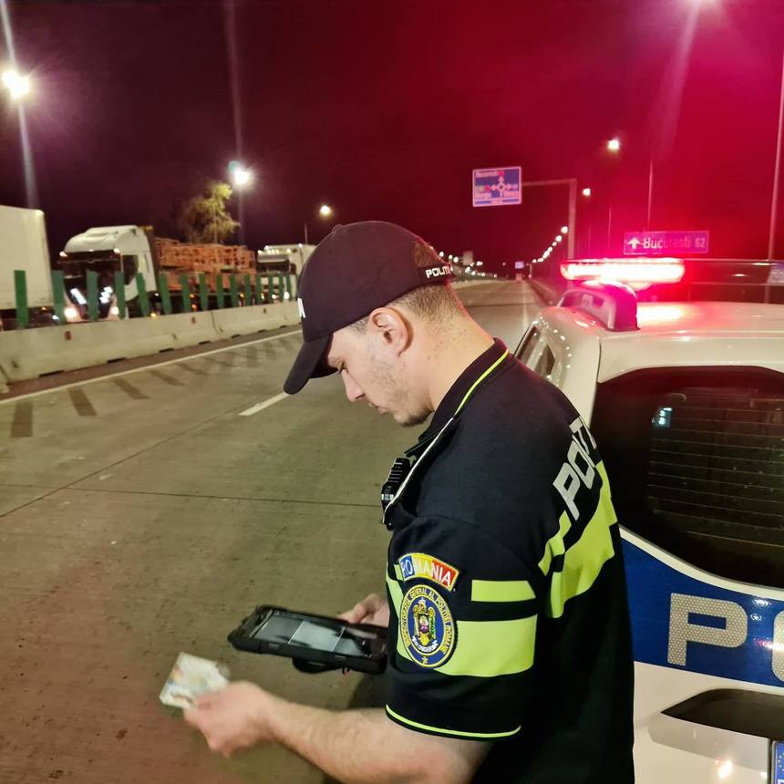 Poliţiştii verifică documentele de identitate cu ajutorul sistemelor mobile de scanare pe care este instalată aplicaţia EDAC, care permite accesarea bazelor de date operative ale Ministerului Afacerilor Interne - FOTO, VIDEO
