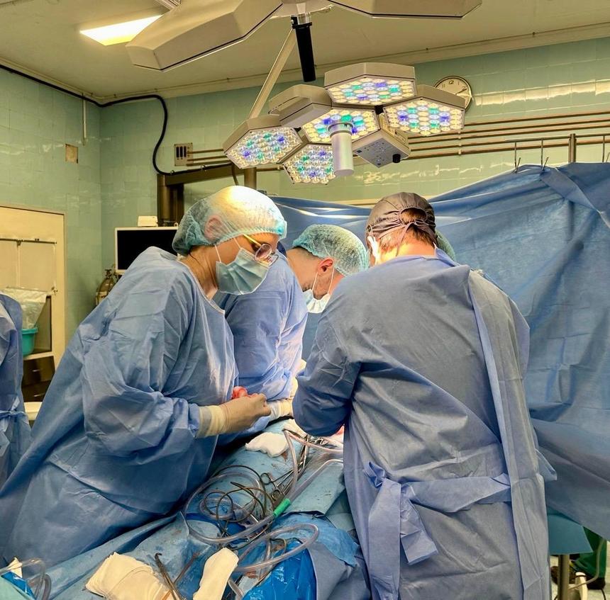 Transplant de ficat realizat în premieră la spitalul ”Sfântul Spiridon” din Iaşi. Primitorul este o tânără de 33 de ani, în timp ce donatorul este o femeie de 56 de ani aflată în moarte cerebrală