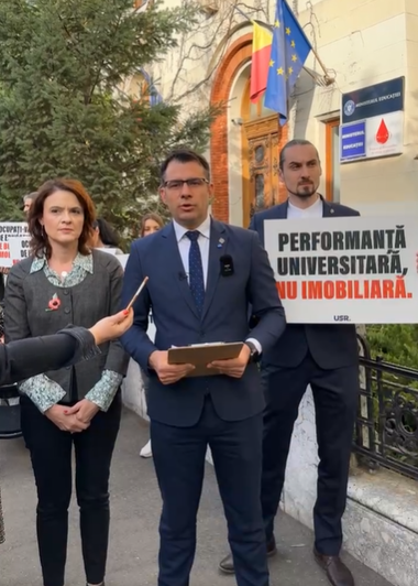 Protest USR la sediul Ministerului Educaţiei: Ligia Deca pregăteşte o chestiune monstruoasă care îi va transforma pe oligarhii din universităţi în mari latifundiari, capabili să dispună pe utilizarea proprietăţilor din domeniul public