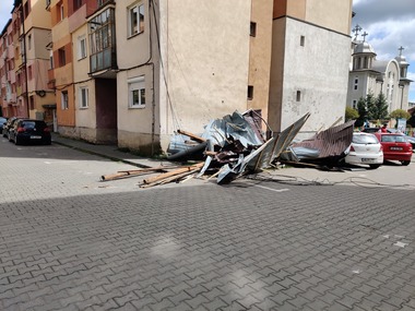 IGSU: Efecte ale vântului puternic în 13 judeţe şi în Bucureşti/ Pompierii au intervenit pentru a îndepărta elemente de construcţie, copaci şi stâlpi doborâţi, fiind avariate trei case şi 16 autoturisme/ Manevrele în porturi, suspendate - FOTO, VIDEO