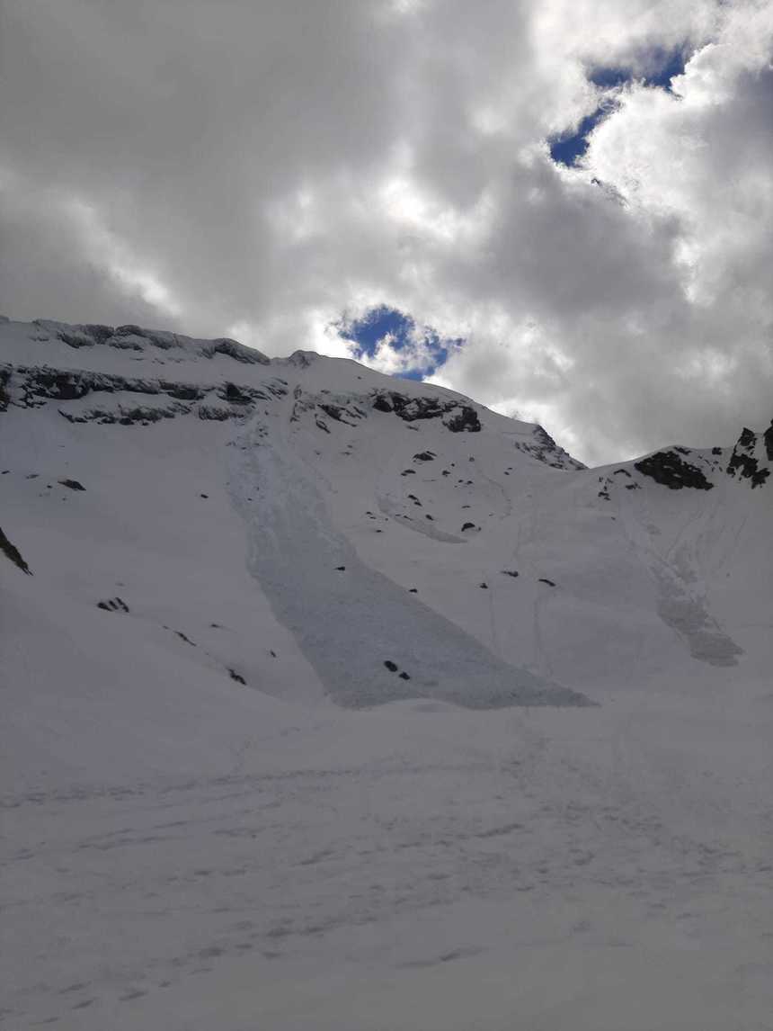 Avalanşă de mari dimensiuni în zona Bâlea. Specialiştii afirmă că, având în vedere creşterea temperaturilor, era de aşteptat ca zăpada să se disloce în acea zonă