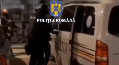 Patru cetăţeni străini, suspectaţi că au înşelat mai multe persoane care doreau să investească în acţiuni / Poliţiştii au descoperit la ei peste 600.000 euro - VIDEO