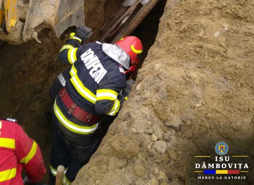 Dâmboviţa: Bărbat salvat după ce a fost prins sub un mal de pământ
