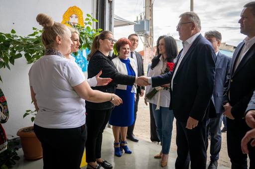 Comisarul european Nicolas Schmit şi ministra Muncii Simona Bucura-Oprescu au vizitat, sâmbătă, o fabrică de confecţii şi au discutat cu tinerii din Dâmboviţa despre provocările pieţei muncii