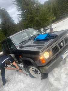 Jandarmii montani au salvat şapte turişti care rămăseseră blocaţi cu autovehiculele în zăpadă pe un drum forestier de pe raza localităţii Măguri-Răcătău  - VIDEO