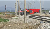 Cluj: Autospecială a pompierilor, filmată în timp ce trece razant prin faţa unui tren, riscând un accident / O tragedie a fost evitată la limită, trenul oprind / Oficialii ISU Cluj anunţă cercetare disciplinară - VIDEO