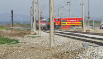 Cluj: Autospecială a pompierilor, filmată în timp ce trece razant prin faţa unui tren, riscând un accident / O tragedie a fost evitată la limită, trenul oprind / Oficialii ISU Cluj anunţă cercetare disciplinară - VIDEO