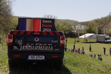 Buzău: Peste 450 de copii, în premieră incluşi într-un exerciţiu al Jandarmeriei Române care are loc la Sărata Monteoru / Militari din mai multe structuri se pregătesc pentru posibile evenimente cu multe victime care se pot produce în staţiuni - FOTO
