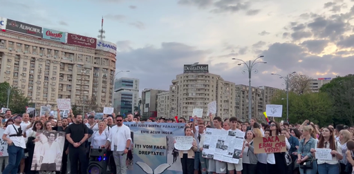 Aproximativ 200 de persoane, la manifestaţia de protest din Piaţa Victoriei din Capitală, faţă de modul în care se judecă dosarul accidentului de la 2 Mai/ Participanţii poartă tricouri albe