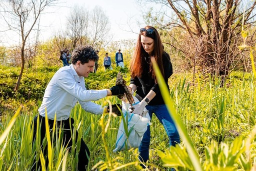 Aproximativ 7,6 tone de deşeuri, adunate din Parcul Natural Văcăreşti/ Nicuşor Dan: Nu e vorba despre gunoaie aruncate de vizitatorii parcului, ci deşeuri vechi, unele acoperite de vegetaţie, aruncate înainte ca Delta Văcăreşti să fie arie protejată