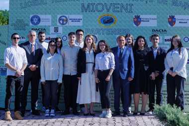 UPDATE - Ligia Deca, în vizită la Liceul Tehnologic Construcţii de Maşini din Mioveni / Ministra Educaţiei va semna, în curând, contractul pentru campusul dual / 25 de milioane euro, investite în educaţia din judeţul Argeş