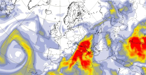ANM: O masă de aer încărcată cu particule de praf de origine sahariană va ajunge deasupra României pe parcursul zilei de marţi/ Depunerile de praf vor putea fi observate în zonele şi intervalele cu ploaie - HARTA