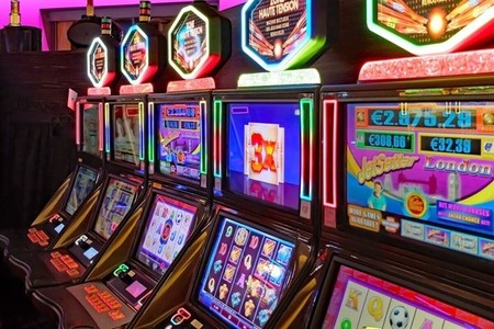 Preşedintele Klaus Iohannis a promulgat legea privind jocurile de noroc / Actul normativ interzice păcănelele în localităţile mici