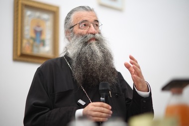 Preotul Nicolae Tănase: Fetele frumoase atrag băieţi şi, pe urmă, băieţii intră în puşcărie că au tras de fete. Vor face puşcărie, dar fetele nu sunt chiar nevinovate. Dacă el face şase ani de puşcărie, să facă şi ele trei, patru luni
