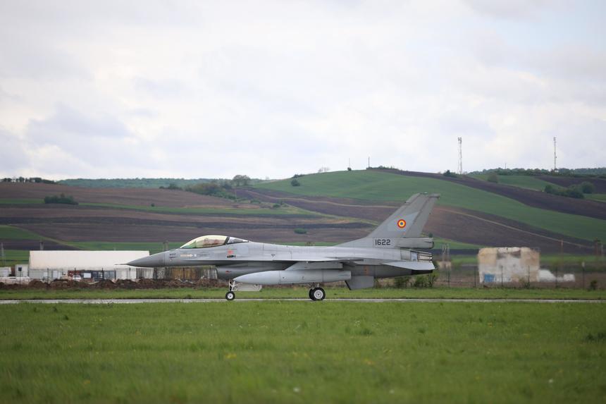 MApN: Trei aeronave F-16 Fighting Falcon, achiziţionate de România de la Regatul Norvegiei, au aterizat în Baza 71 Aeriană de la Câmpia Turzii