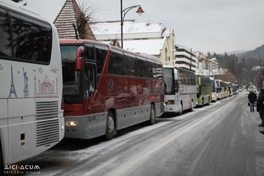 Sute de elevi din Sinaia primesc cadou de Paşte de la Primărie o excursie la Bucureşti/ Costul total plătit de administraţia locală este de 80.000 de lei/ Restricţii de trafic, în Sinaia, sâmbătă dimineaţă, când pleacă autocarele