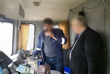 Angajaţi ai Căilor Ferate, beţi la serviciu. Un impiegat a fost prins având o alcoolemie de peste unu la mie, iar un paznic de barieră avea 1,39 mg/l alcool pur în aerul expirat - FOTO
