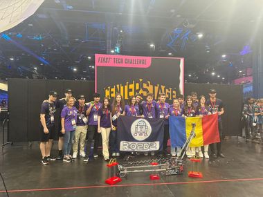 Echipa de robotică a CN Mihai Viteazul Ploieşti, vicecampioană la Campionatul Mondial de Robotică din SUA. Jumătate dintre membrii echipei sunt noi, elevii care au făcut performanţă şi anul trecut fiind acum studenţi

