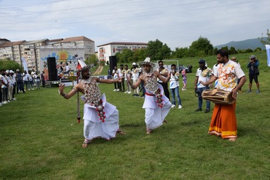 Sute de muncitori din Sri Lanka sărbătoresc sâmbătă, la Alba Iulia, trecerea în noul an conform tradiţiei din ţara lor / Petrecerea are loc pe malul râului Ampoi - FOTO