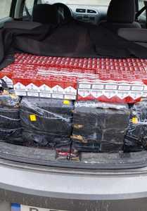 Suceava: Bărbat reţinut pentru contrabandă. Zeci de mii de ţigări nefiscalizate, găsite la el. Dosarul, deschis după ce a fost prins transportând ţigări de contrabandă