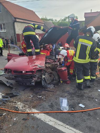 Mureş: Trei răniţi, unul în stare gravă, în urma unui accident în care au fost implicate două autovehicule, pe DN 13, în localitatea Chendu - FOTO