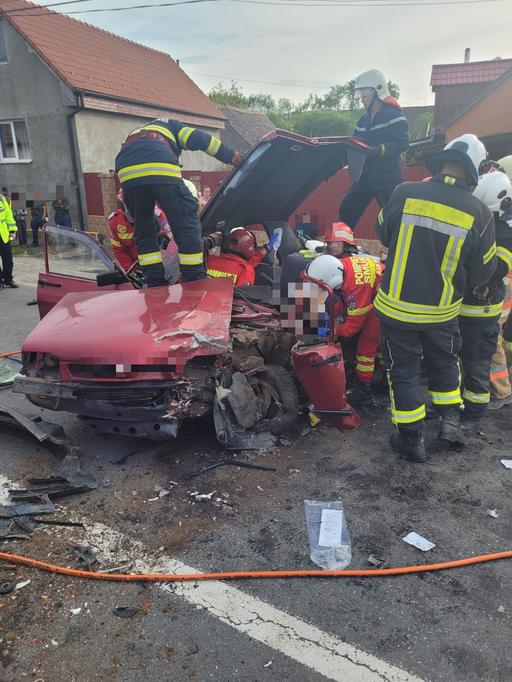 Mureş: Trei răniţi, unul în stare gravă, în urma unui accident în care au fost implicate două autovehicule, pe DN 13, în localitatea Chendu - FOTO