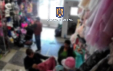 Un bărbat de 70 de ani a fost prins de către poliţiştii din Capitală, furând un telefon mobil şi un portofel din căruciorul nepotului unei femei de 52 de ani, în timp ce erau în magazin - VIDEO