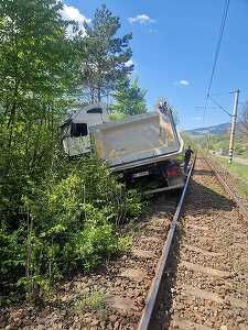 Circulaţia feroviară, oprită temporar între haltele Palanca şi Simbrea, în judeţul Bacău, după ce un camion s-a răsturnat pe calea ferată/ Un tren pe ruta Braşov-Iaşi staţionează la Palanca