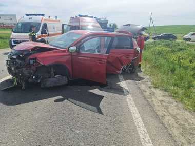 Satu Mare: Cinci persoane, între care doi copii, implicate într-un accident rutier. Patru victime vor fi duse la spital - FOTO