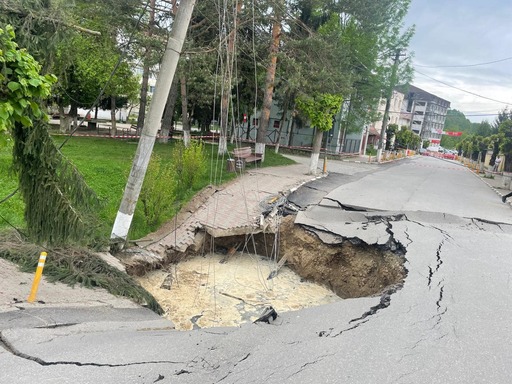 UPDATE - Prahova - Intervenţie de urgenţă pentru stabilizarea provizorie a străzii surpate, la Slănic. Prefect: În momentul de faţă nu există niciun indiciu concret că ar trebui să extindem perimetrul de siguranţă