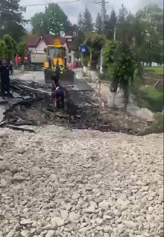 Stradă prăbuşită în Slănic, Prahova - Autorităţile anunţă că au fost terminate operaţiunile de umplere a craterului. Eventualele tasări nu reprezintă motive de panică - VIDEO