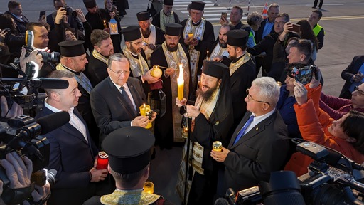 Gheorghe Flutur: Foarte mulţi creştini cu zâmbetul pe buze au venit să primească Sfânta Lumină. Uitaţi-vă cum pleacă de la Suceava către Cernăuţi, Republica Moldova, Neamţ, Botoşani, este un dispecerat întreg aicea - FOTO