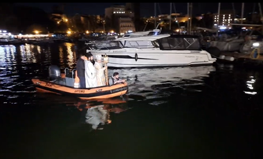 Arhiepiscopul Tomisului a adus Lumina Sfântă de pe mare: Am venit pe mare, cum a venit Sfântul Apostol Andrei/ Începe sărbătoarea Luminii, a bucuriei şi a Învierii. Hristos a Înviat!