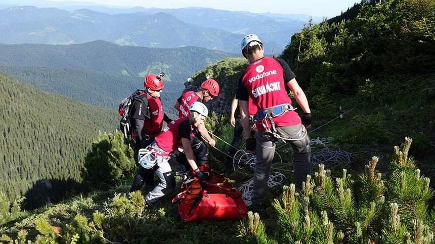 Salvamontiştii intervin să acorde primul ajutor unei persoane cu hemoragie internă aflată într-o zonă greu accesibilă din Masivul Parâng / A fost solicitată preluarea victimei cu elicopterul