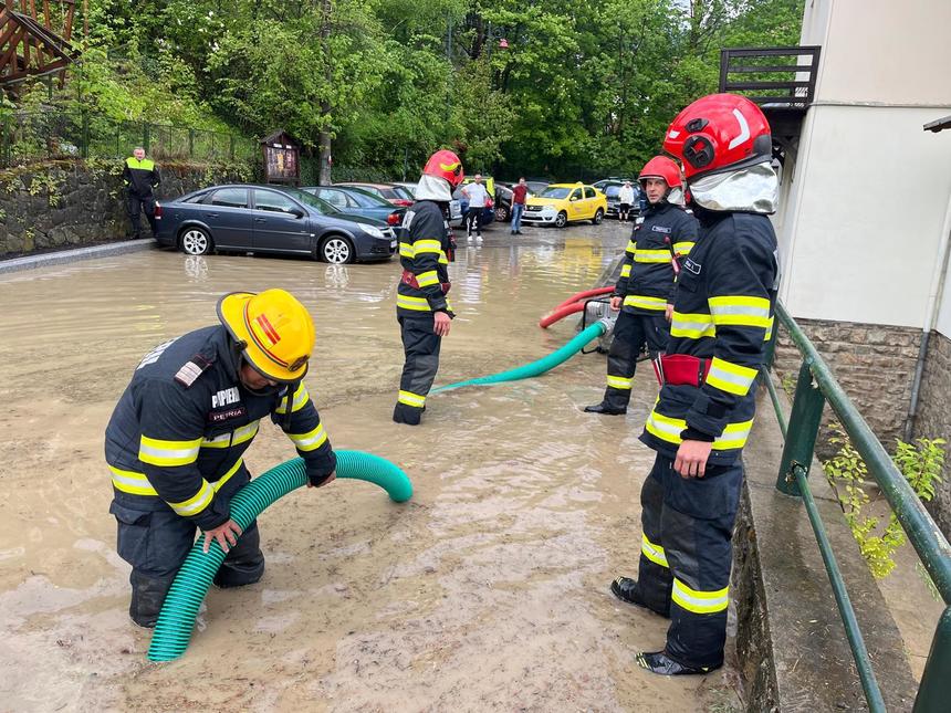 Rupere de nori pe Valea Prahovei/ La Sinaia, o porţiune dintr-o stradă a fost acoperită cu apă/ Pompierii intervin pentru a evacua apa din zona Gării - FOTO