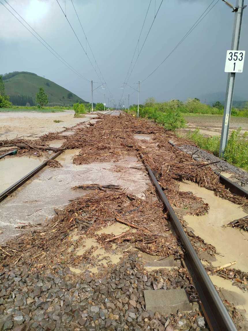 UPDATE - Circulaţie feroviară oprită temporar între staţiile Valea Lungă (Alba) şi Copşa Mică (Sibiu), în urma unei viituri puternice/ Traficul, reluat pe un fir/ Trei trenuri oprite în cele două staţii vor avea întârzieri între două şi cinci ore - FOTO