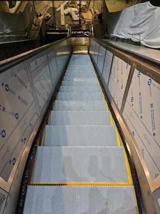 Nicuşor Dan: Au fost instalate primele scări rulante noi în Pasajul pietonal de la Piaţa Universităţii