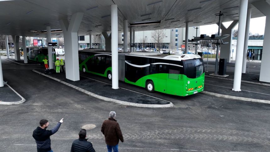 Terminal cu 12 peroane şi staţii de încărcare pentru autobuze electrice, dat în funcţiune, de sâmbătă, în zona gării din municipiul Braşov. Investiţia a fost realizată din fonduri europene - FOTO
